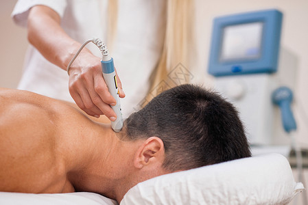 治疗激光技术治疗有医疗激光束的物理治疗师图片