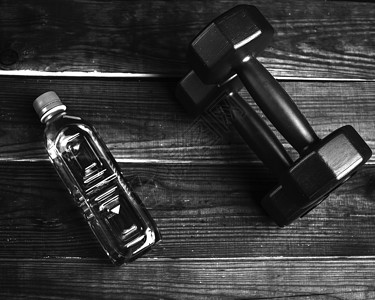 运动生活方式一瓶水和哑铃图片