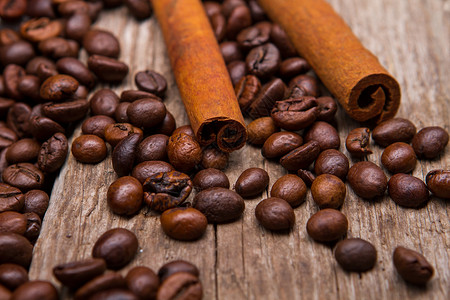 咖啡豆和肉桂棒棕色咖啡粒和肉桂饮料的香料罗图片