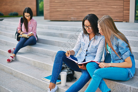 两名学生在大学楼梯上背景图片