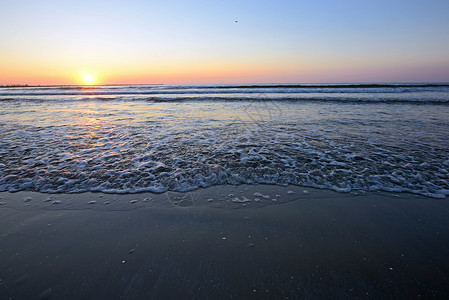 奥雷姆诺斯在夏时的辐射海滩日出背景