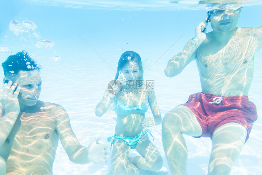 三个朋友一组在水下打个电图片