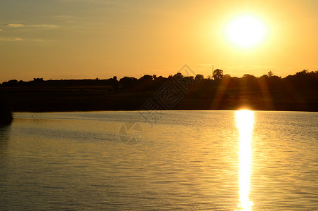 河边的日落图片