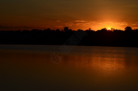 河边的日落图片