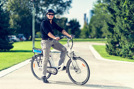 户外骑自行车的年轻人图片