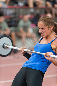 crossfit比赛中的女子举杠铃图片