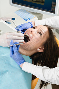 牙科医生使用3D内部照相机制作体外膜模型图片