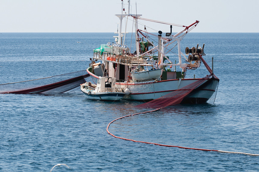 地中海渔船放网渔图片