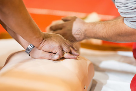 CPR胸腔压缩使用心肺复苏假图片