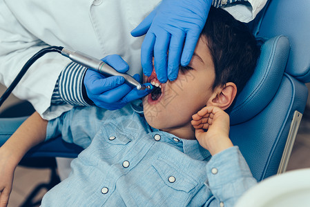 牙医为小男孩去除牙结石图片