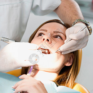女病人看牙医办公图片