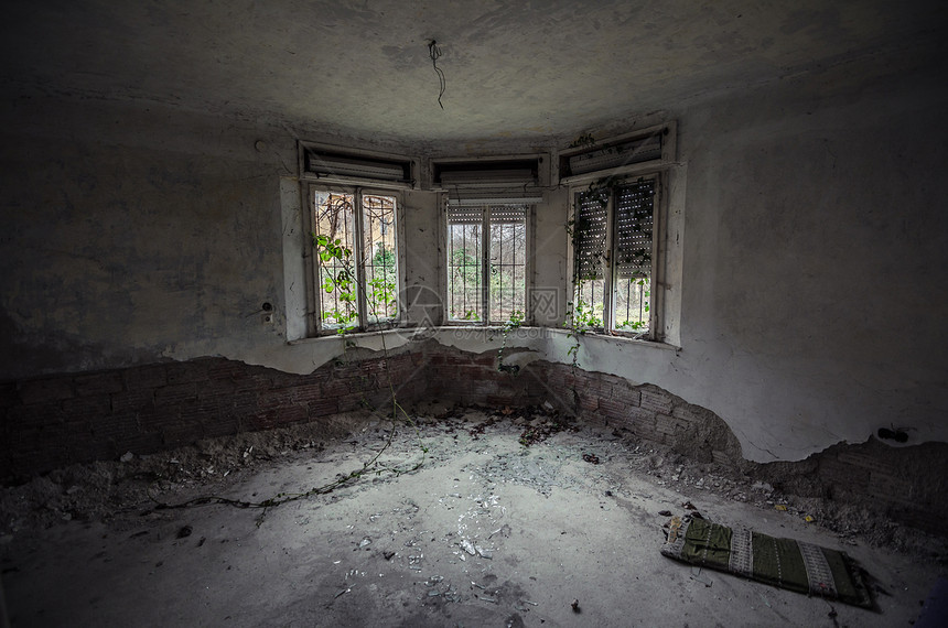 三扇窗的废弃旧房间图片