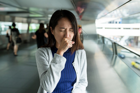 亚洲年轻女子在户外咳嗽图片