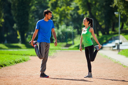 年轻夫妇伸展身体为慢跑热身图片