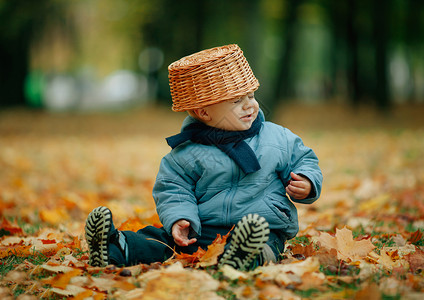 秋天公园里可爱小男孩的照片图片