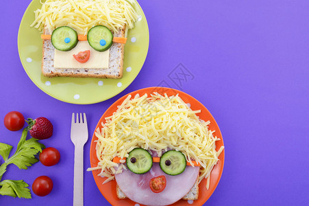 回到学校玩乐的学校午餐带着快乐的脸蛋三明治图片