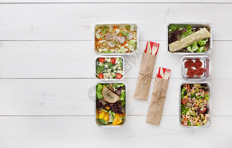 健康食品配送带走天然有机健身营养的饮食在铝箔盒和餐具中用餐图片