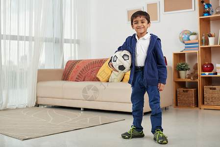喜悦的小男孩的肖像足球队图片