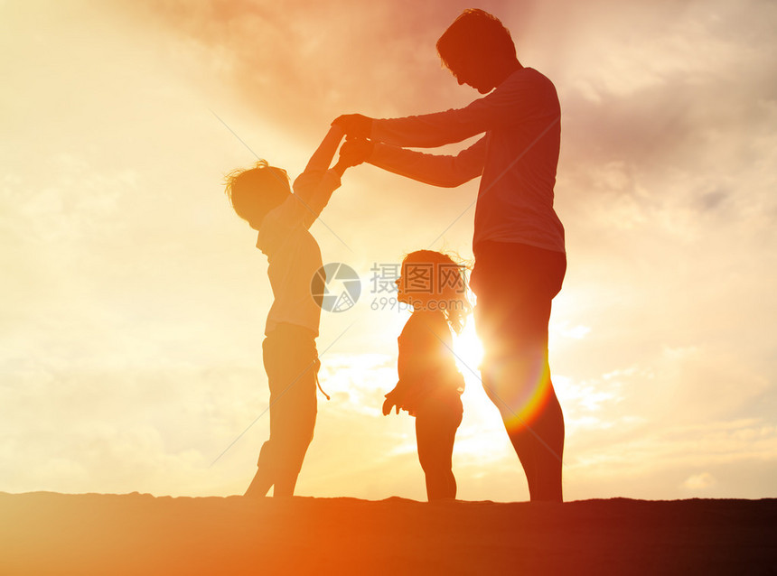 父亲与儿子和女儿在日图片