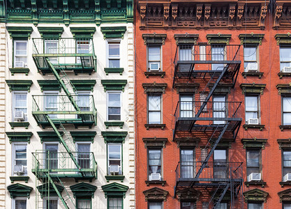 纽约市曼哈顿东村的红色和绿色公寓楼图片