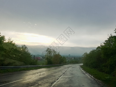 雨天的路图片