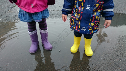 雨过后男孩女站在图片