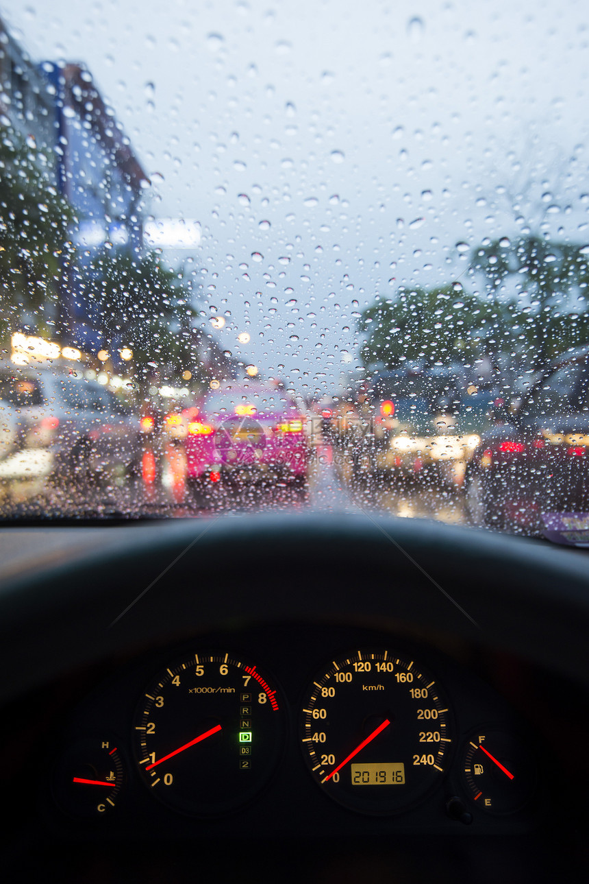 司机从一辆因大雨而交通繁忙的图片