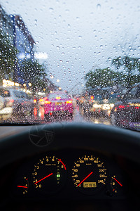 司机从一辆因大雨而交通繁忙的图片