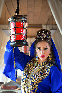 阿拉伯妇女穿着传统礼服有图片