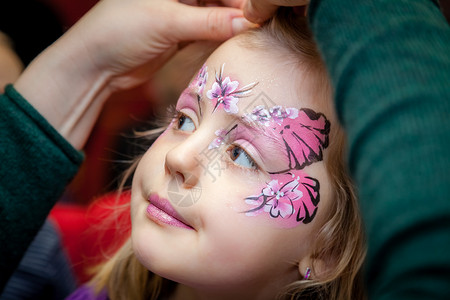 小女孩脸被画成蝴蝶和图片