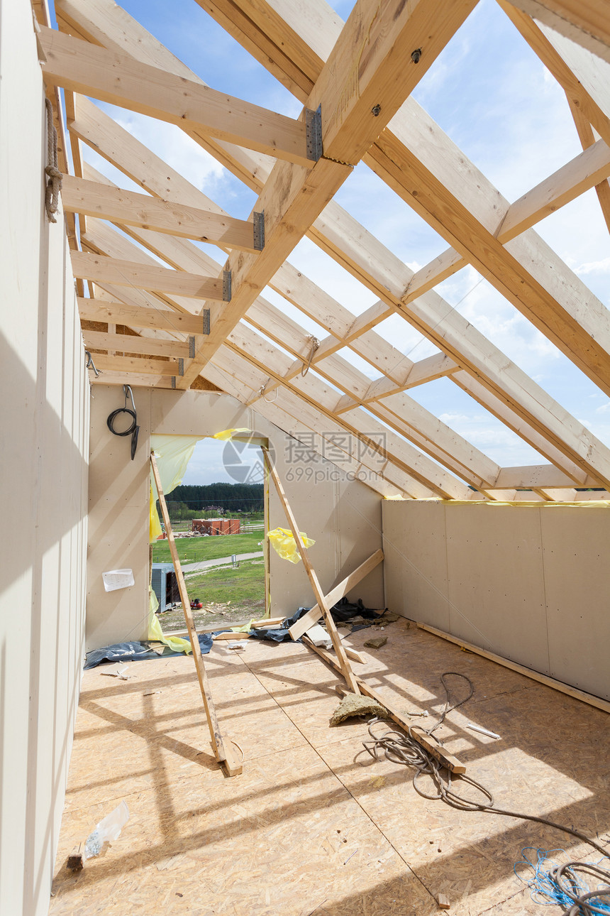 正在建造石膏板的阁楼房屋面建筑室内木屋顶图片