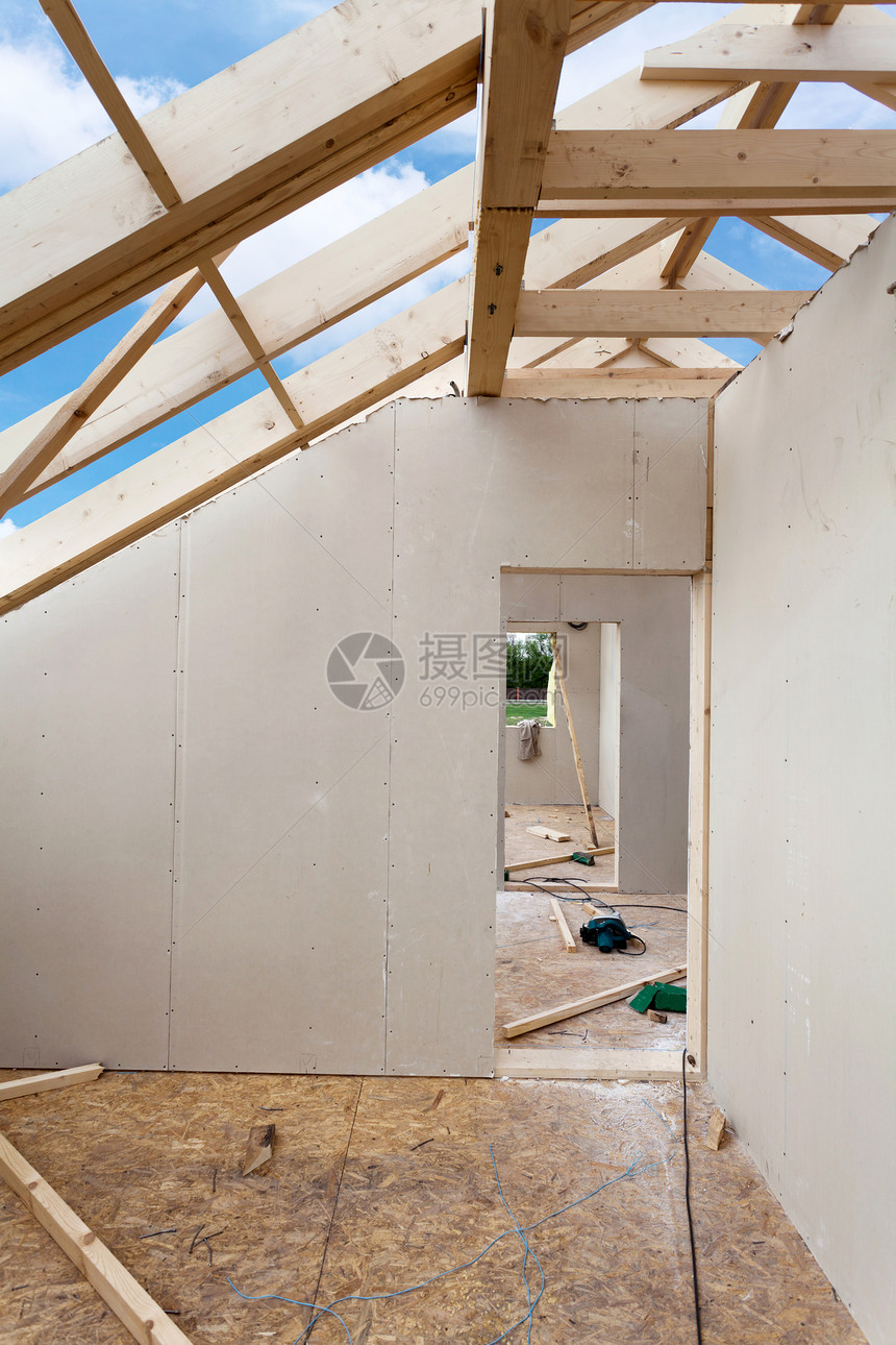 正在建造石膏板的阁楼房屋面建筑室内木屋顶图片