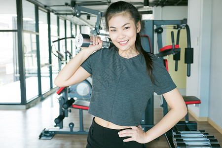 在现代健身室体重训练中研究出像年女一样在现代健身房图片