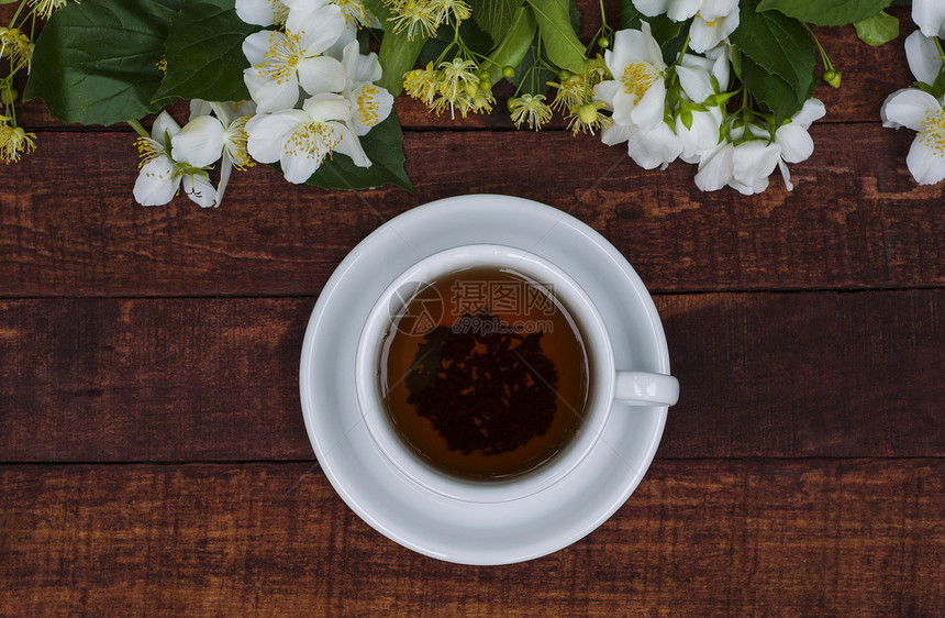 茶杯中的茶关于盛开的茉莉花图片