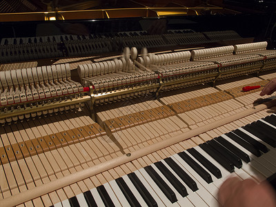 用音频调钢琴用音频调钢琴的特写镜头带有音频的调音钢图片