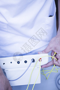 师对疼痛和损伤患者使用电脉冲治疗的电图片