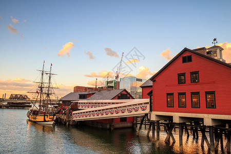 日落时的波士顿港和金融区以及马萨诸塞州波士顿茶图片