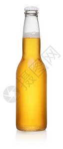 白色背景的黄湿啤酒瓶有剪切路径在白图片