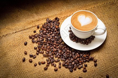 一杯咖啡配着拿铁的心脏艺术和以睾丸为图片