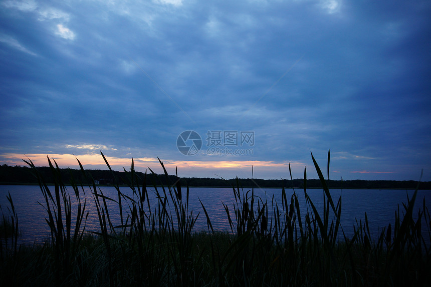 当大太阳落到海洋上空的地平线时大橙色日图片