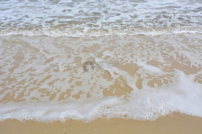 海浪在沙滩上荡漾图片