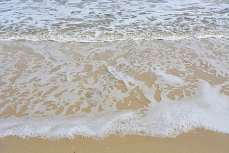 海浪在沙滩上荡漾图片