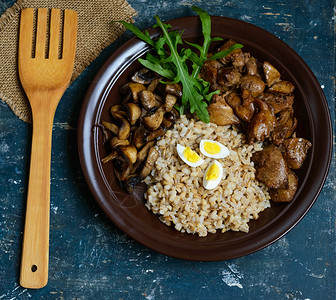 大麦粥炸蘑菇和鸭肝煮鹌鹑蛋西红柿芝麻菜健康图片