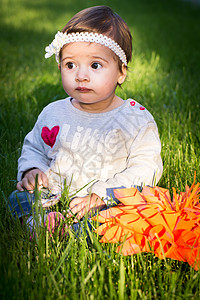 一个小女孩的情绪在绿色草地的图片