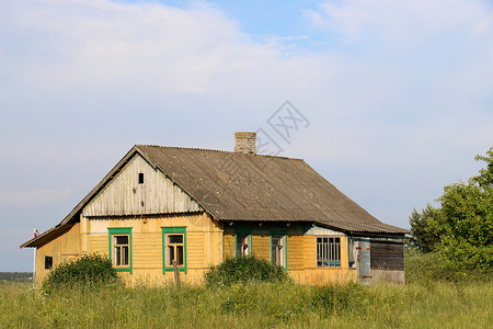 在白俄罗斯的村庄里有许多老旧住宅和图片