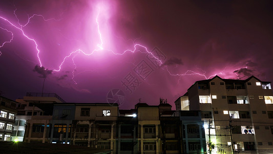 泰国曼谷城市建筑上空的重雷电图片