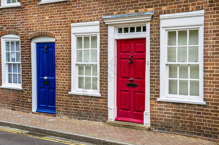 红门蓝门和白色窗口在英国的一座城镇房屋上图片