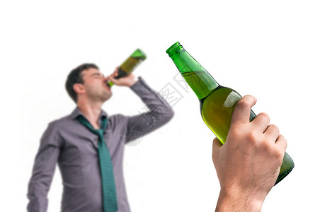 无专注的男子喝酒和另一个男子拿着一瓶啤酒在白图片