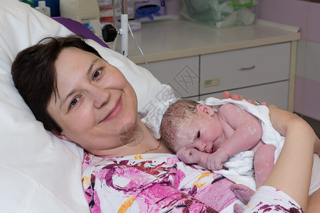 快乐的成熟女人母亲新生儿出生图片
