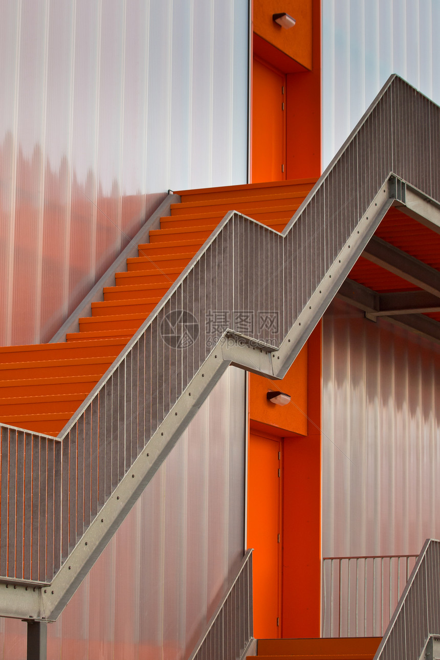 现代设施外的橙色越狱楼梯在现代图片